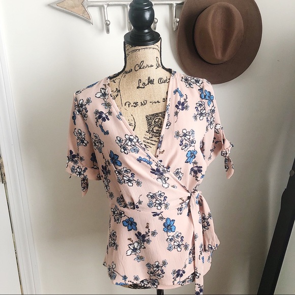 ✨Floral Wrap Blouse✨ - Picture 3 of 3